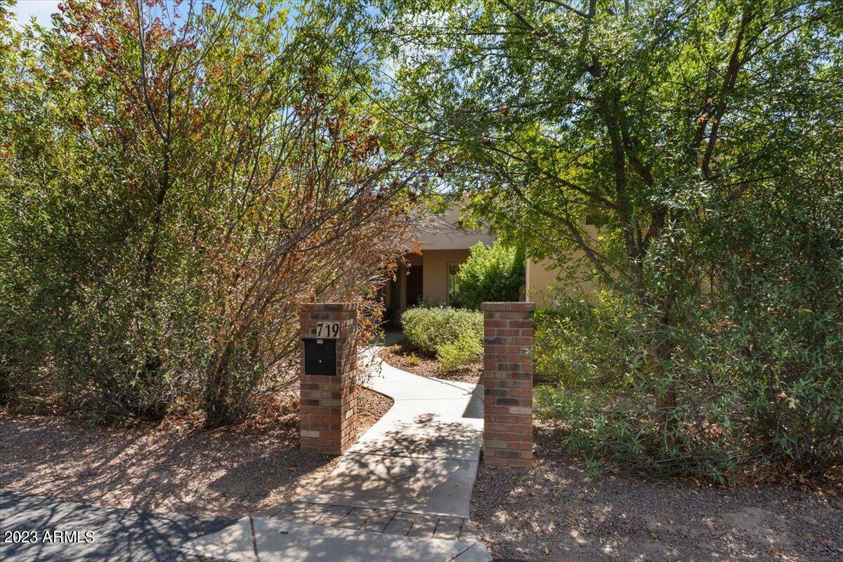 Property Photo:  719 E Circle Road  AZ 85020 