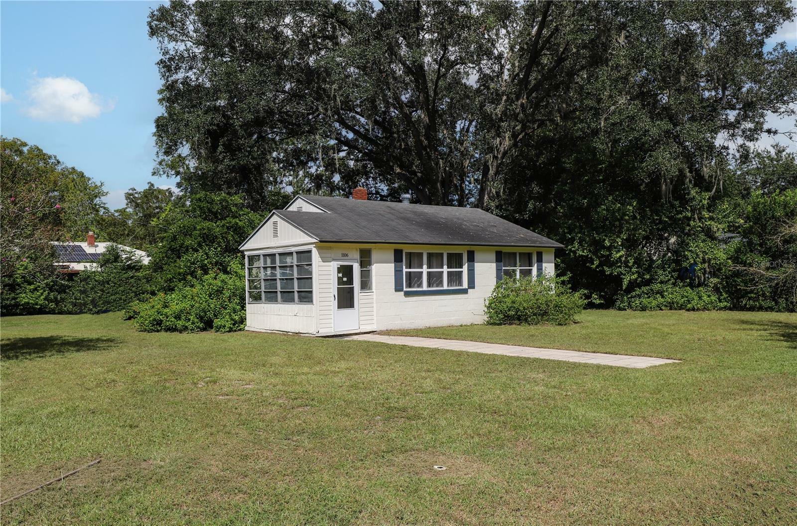 Property Photo:  1106 NE 10th Place  FL 32601 