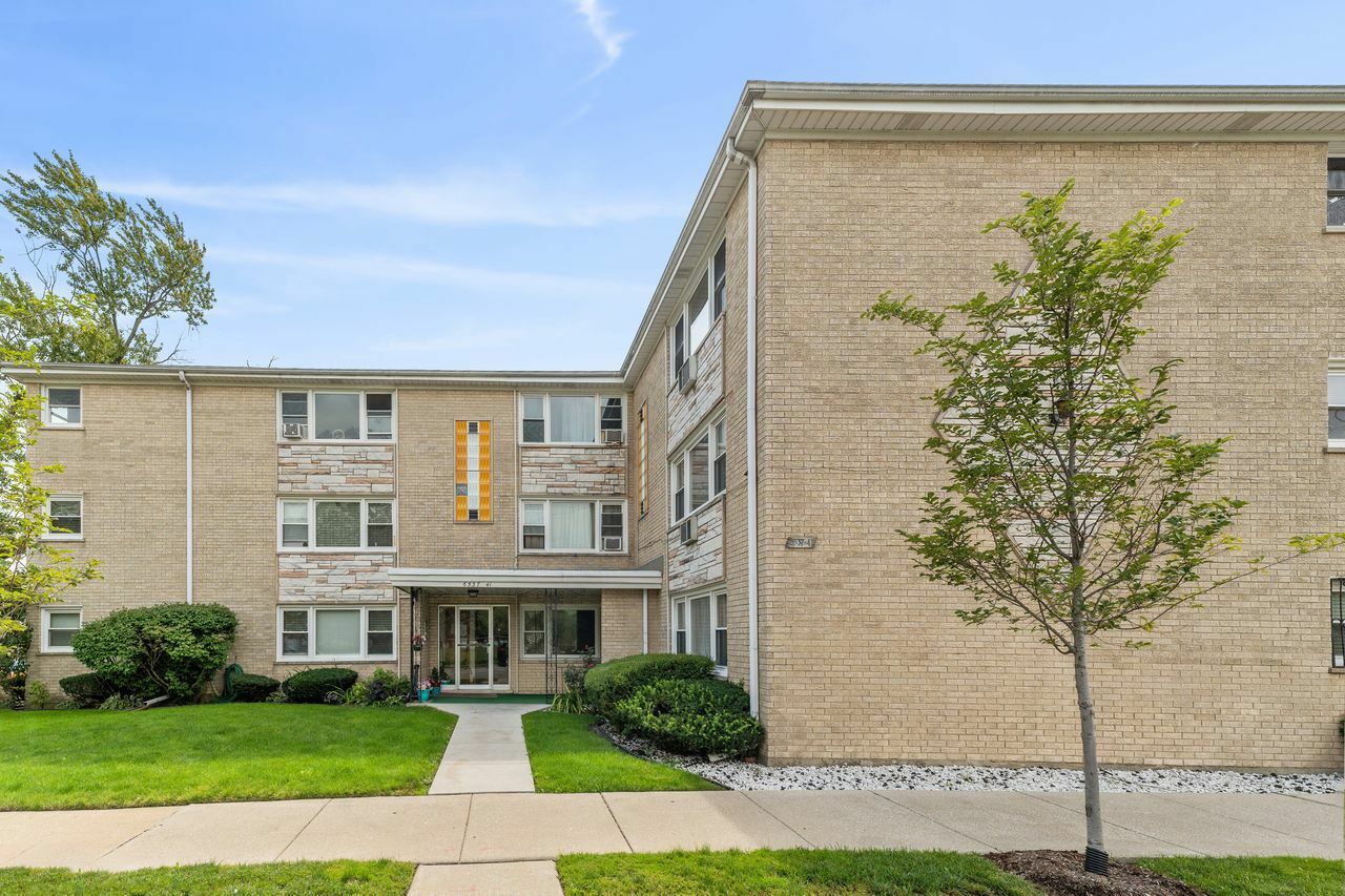 Property Photo: 6541 W Addison Street 203 IL 60634