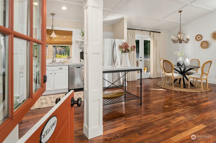 Property Photo:  482 Nicholson Place NW  WA 98110 