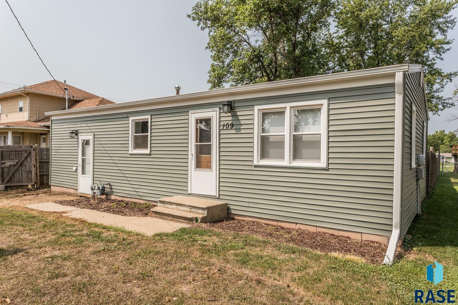 Property Photo:  109 N Elm St  SD 57039 