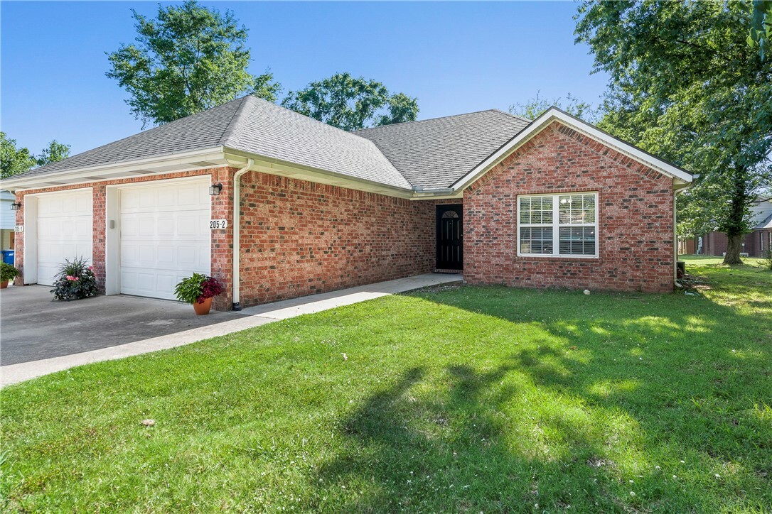 Property Photo:  205 NE J Street  AR 72712 