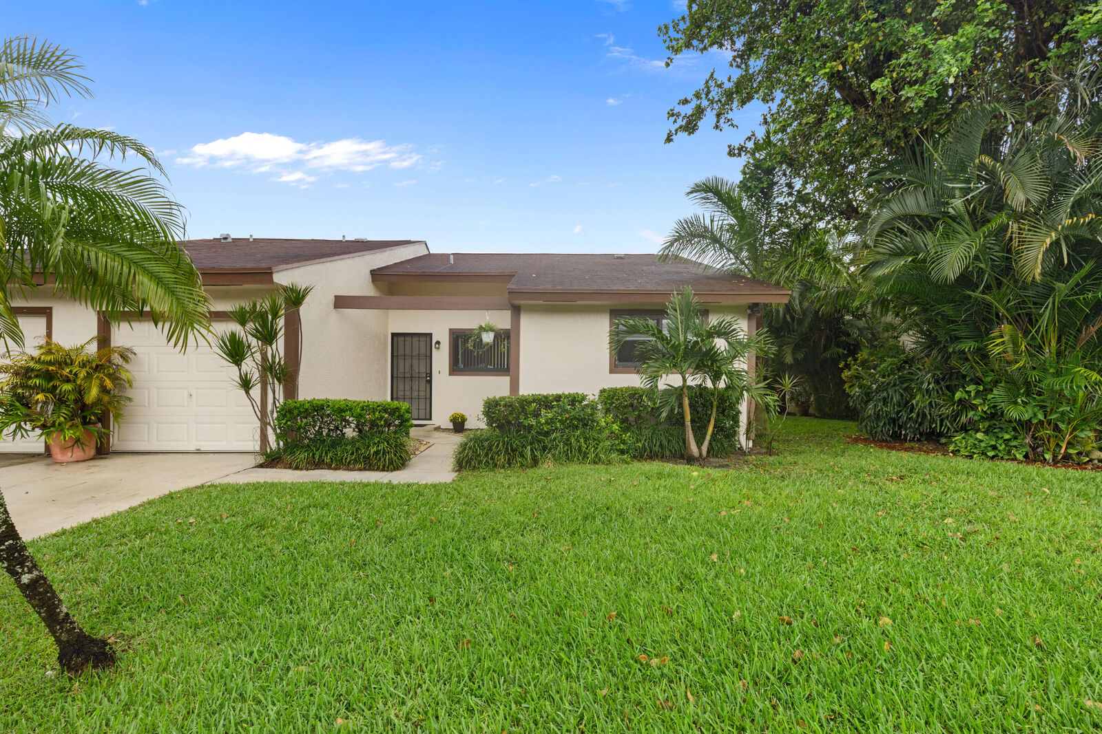 Property Photo:  5 Mayfair Lane  FL 33426 