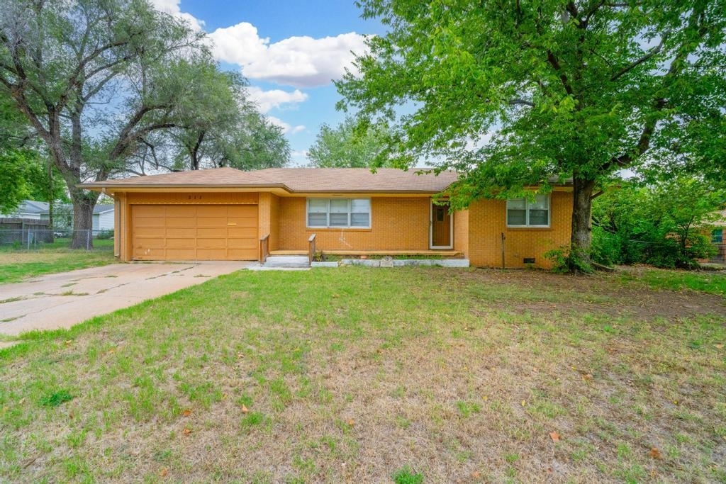 Property Photo:  211 E South St  KS 67152 