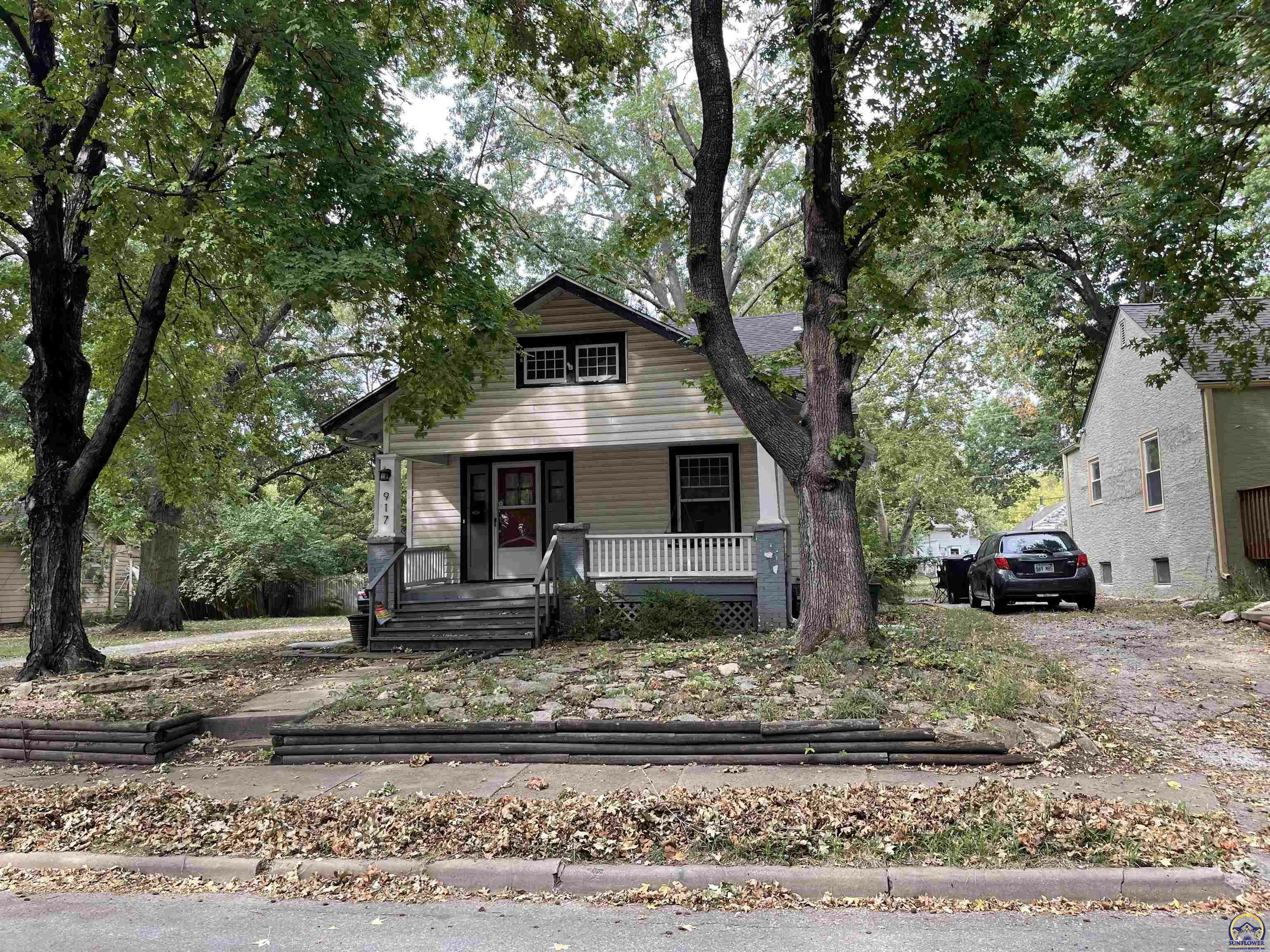 Property Photo:  917 SW Warren Ave  KS 66606 