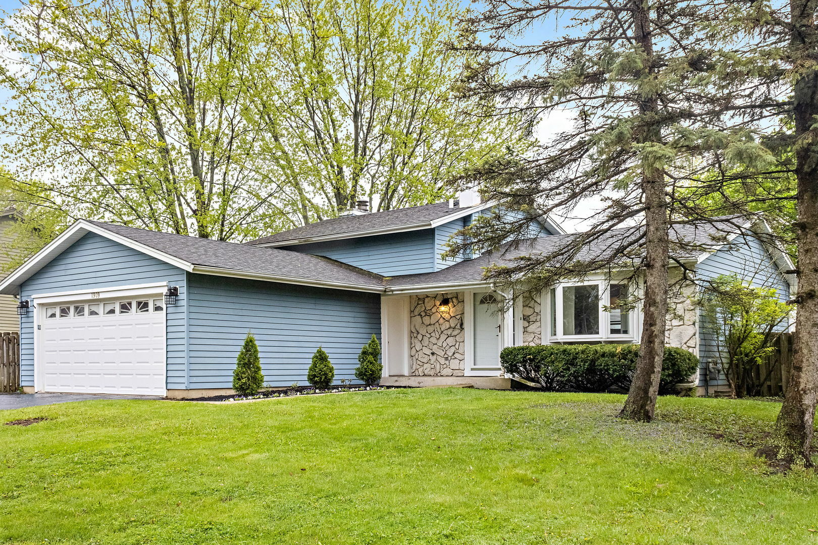 Property Photo:  1909 W Alder Drive  IL 60192 