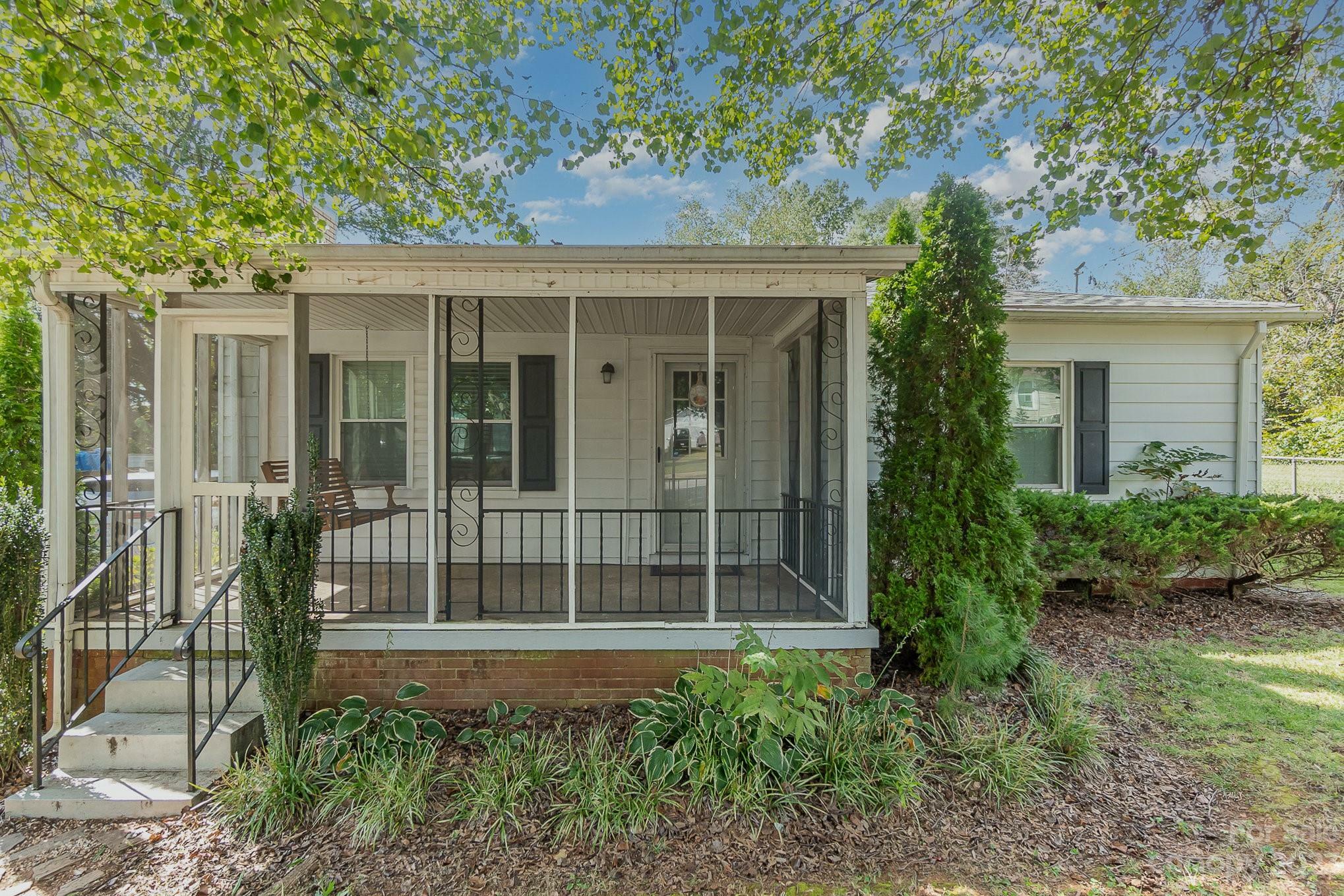 Property Photo:  2030 N Ashe Avenue  NC 28658 