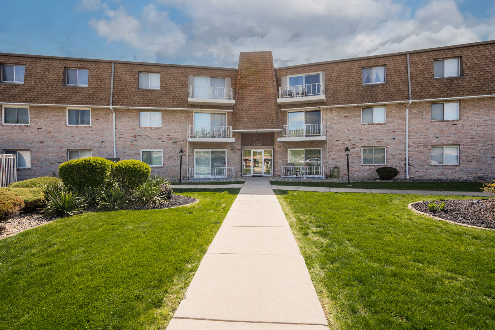 Property Photo:  3240 N Manor Drive 120  IL 60438 