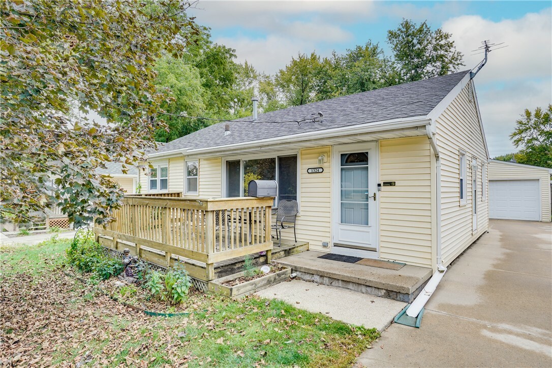 1324 Carrie Avenue  Des Moines IA 50315 photo