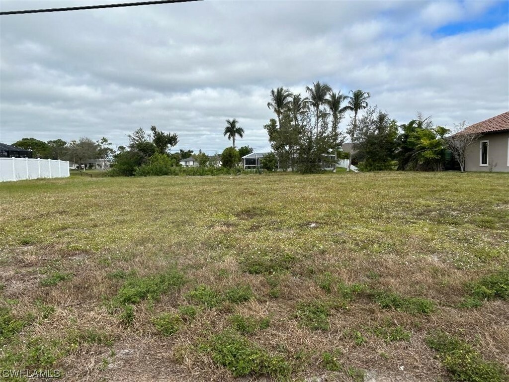 Property Photo:  607 SW 40th Terrace  FL 33914 