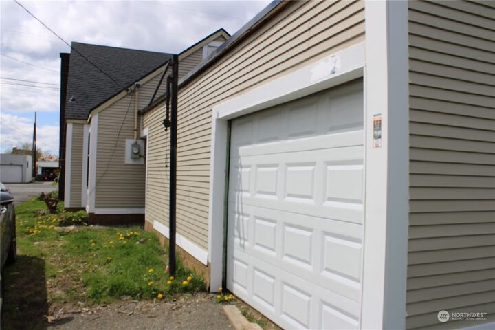Property Photo:  612 N Alder St Street  WA 98520 