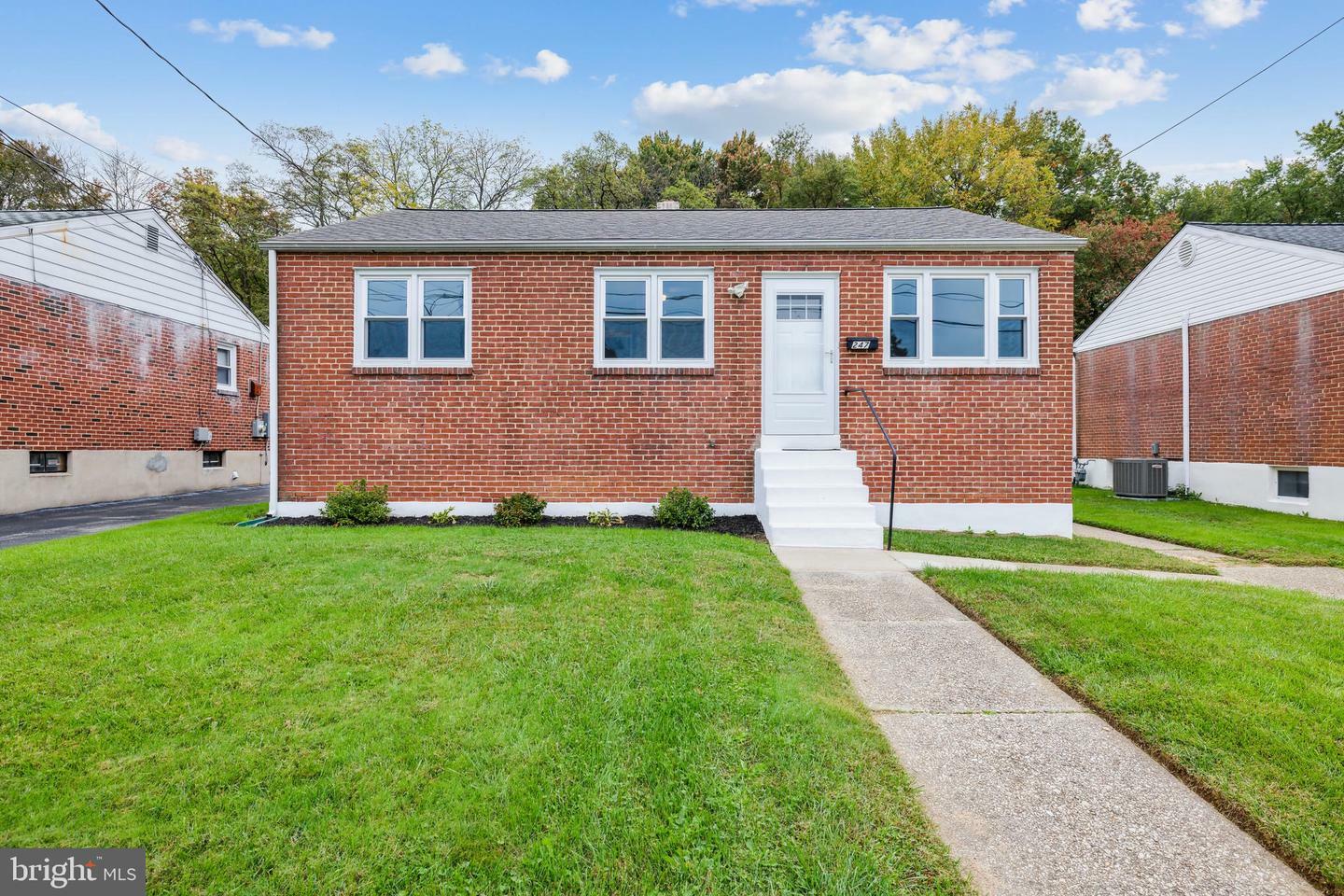 Property Photo: 247 Dumont Road DE 19804