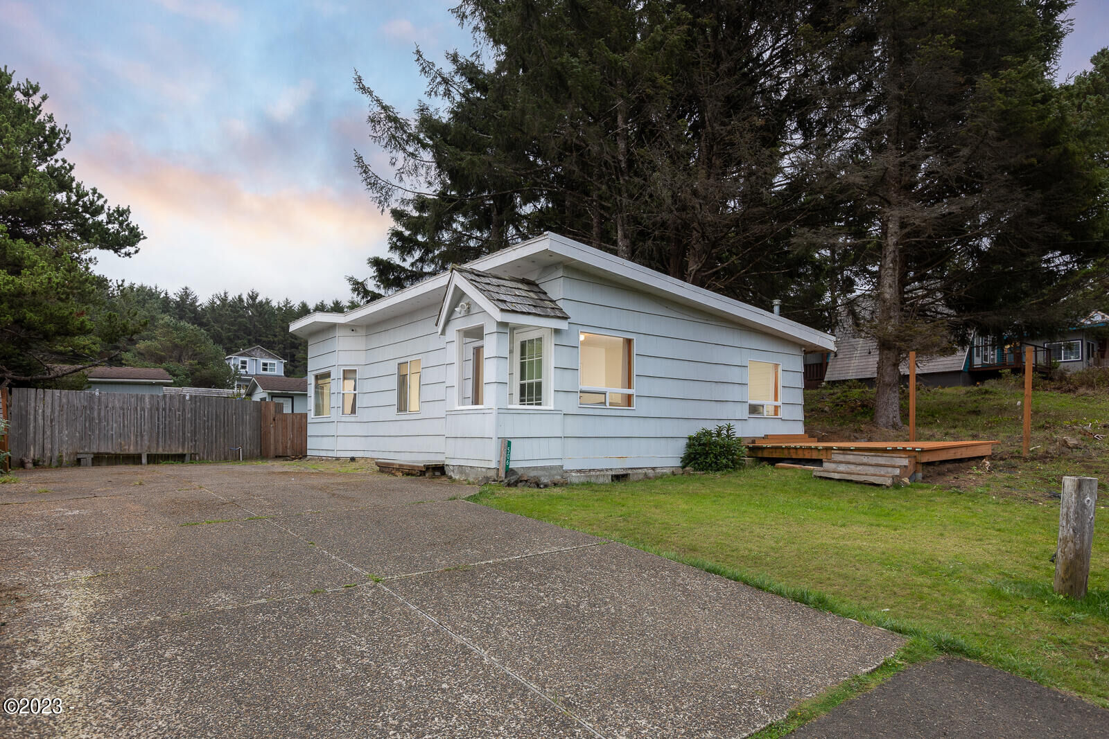 Property Photo: 506 SE Inlet Avenue OR 97367