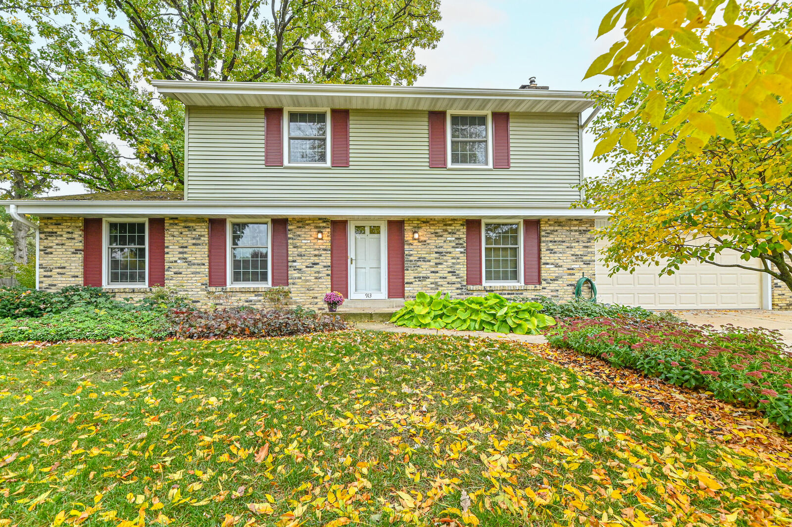 Property Photo:  913 School Dr  WI 53189