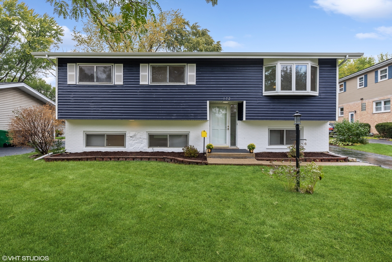 Property Photo:  172 E Sunset Avenue  IL 60148 