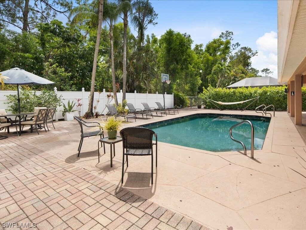 Property Photo: 2088 Piccadilly Circus FL 34112