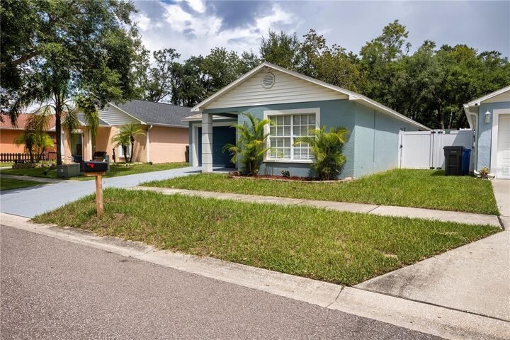 Property Photo: 2408 Camden Oaks Place FL 33594