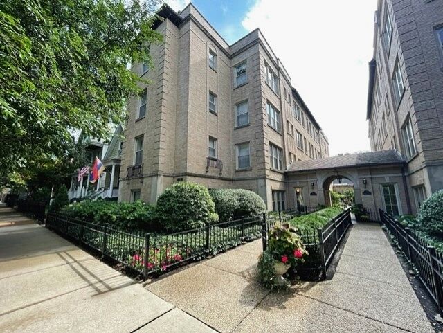 Property Photo: 1733 W Balmoral Avenue 1B IL 60640