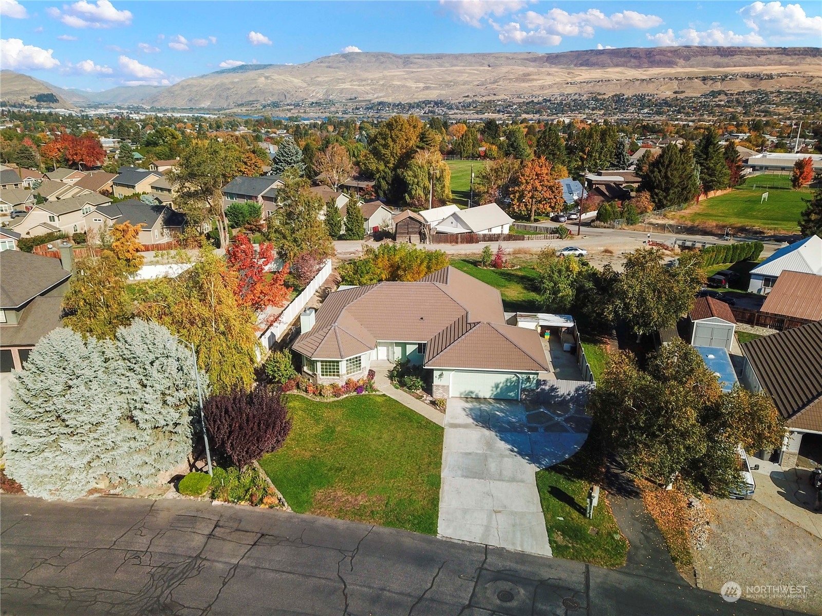 Property Photo:  617 Meadows Drive  WA 98801 