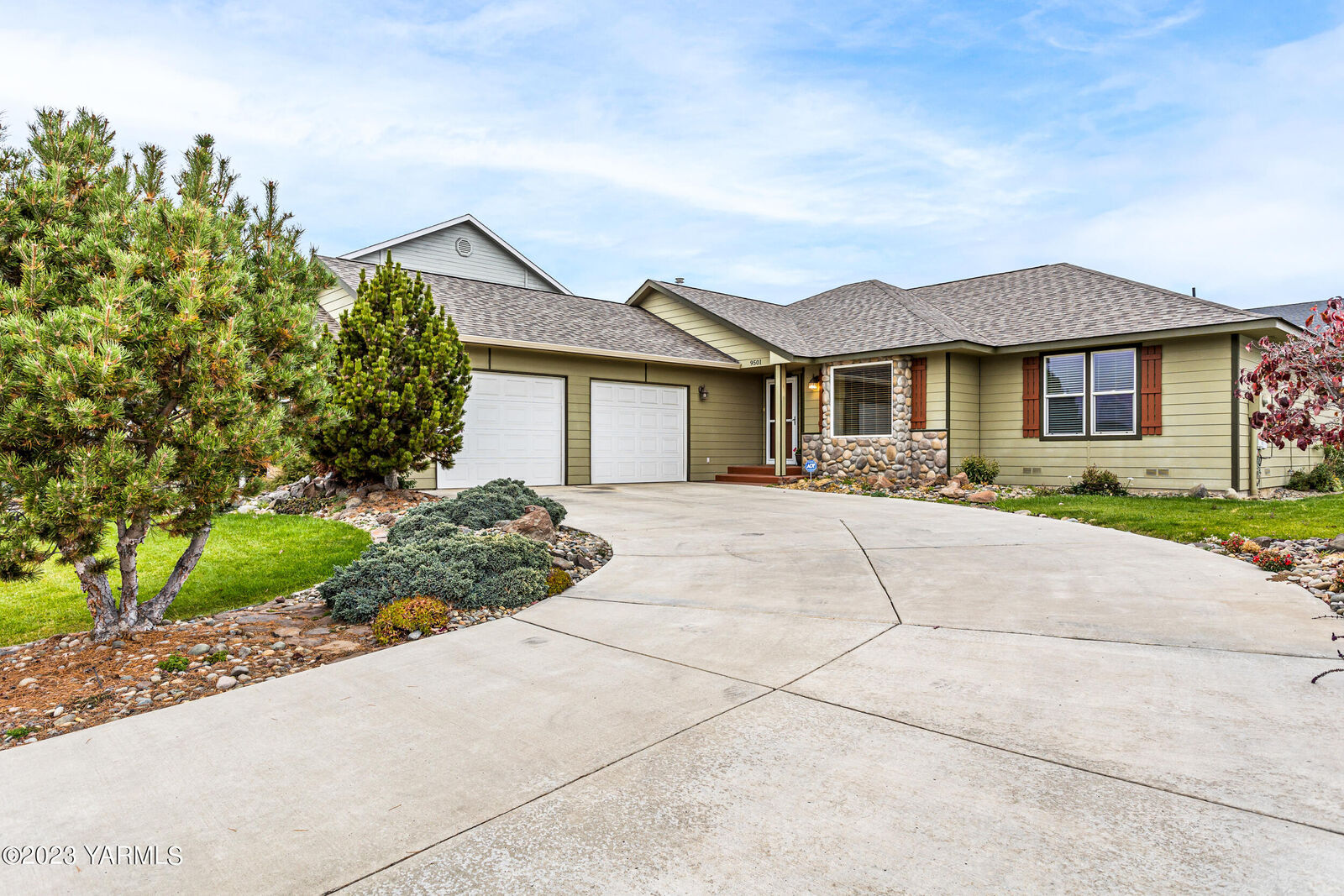 Property Photo: 9501 W Chestnut Ave WA 98908