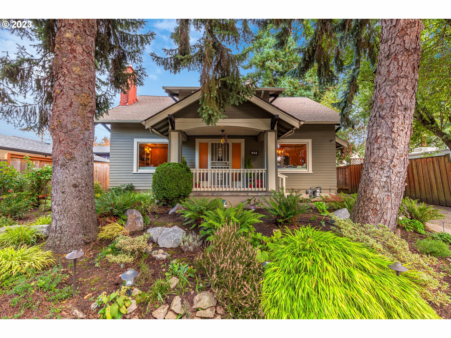 Property Photo:  320 SE 55th Ave  OR 97215 