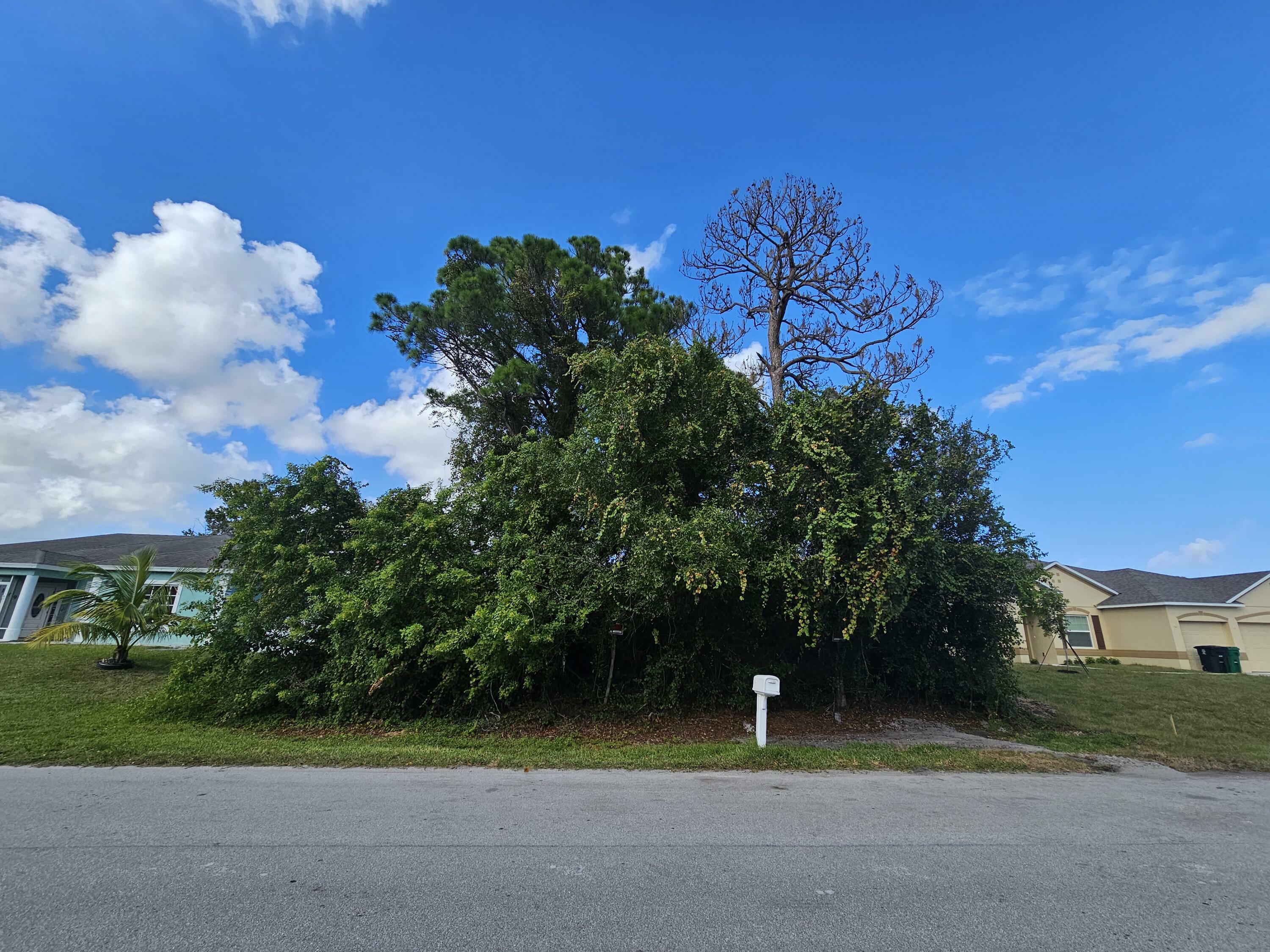 Property Photo:  1801 SW Janette Avenue  FL 34953 