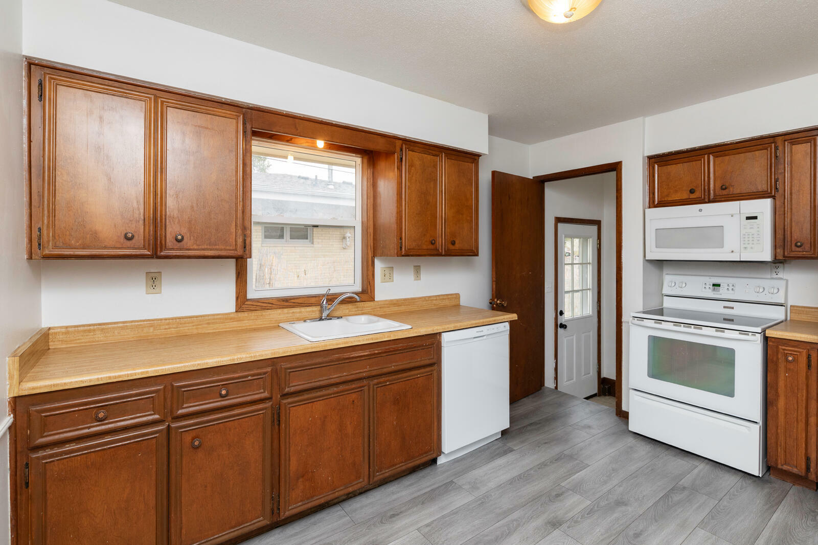 Property Photo: 6220 Franklin Avenue IA 50322