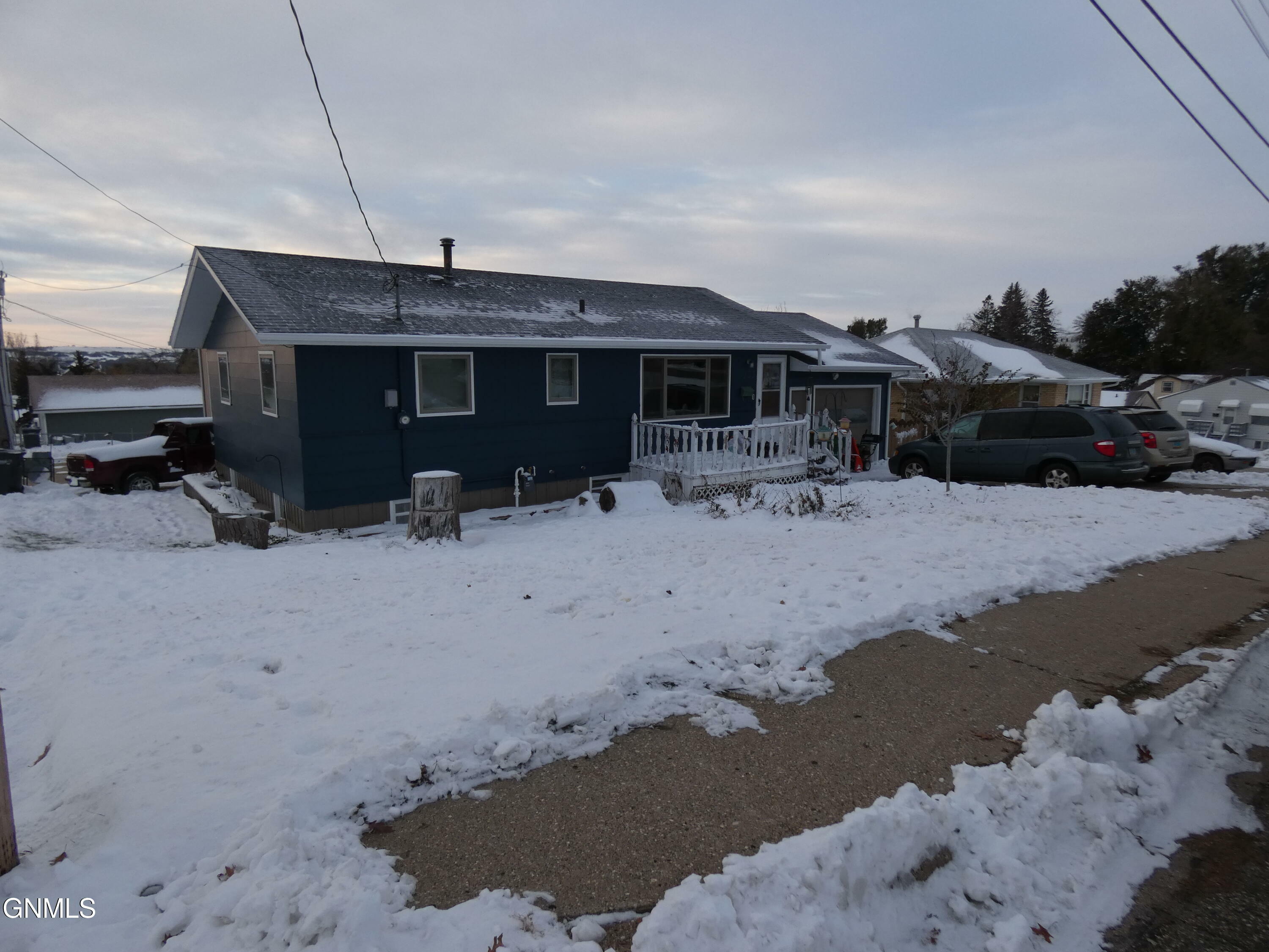 Property Photo:  105 8th Street NW  ND 58554 