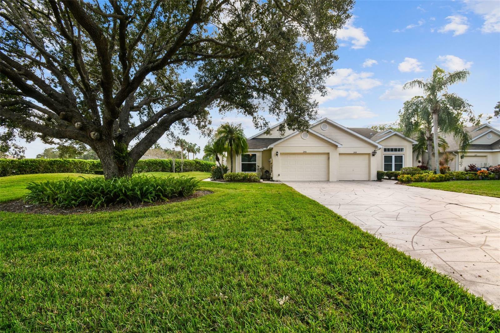 Property Photo:  2406 Nantucket Green Court 7  FL 33573 