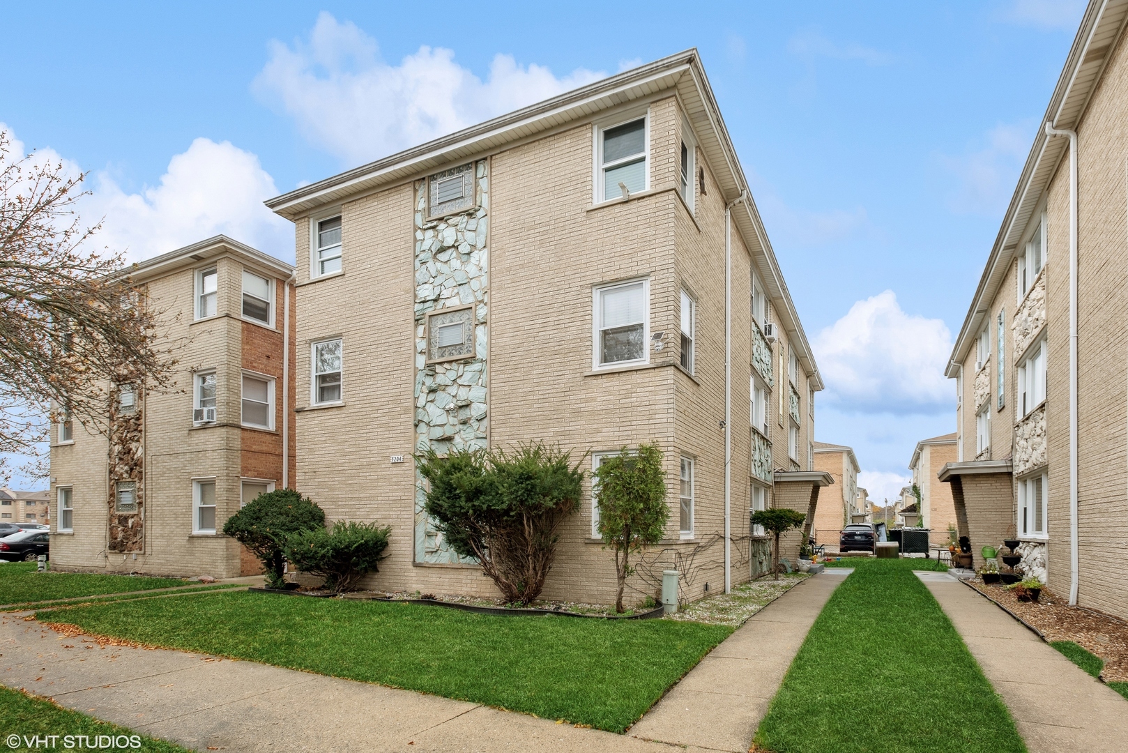 Property Photo:  5204 N Oakview Street 1W  IL 60656 