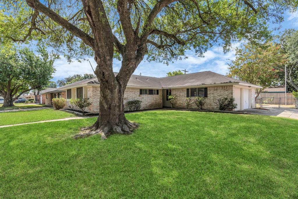 Property Photo:  1101 E Dartmouth Lane  TX 77536 