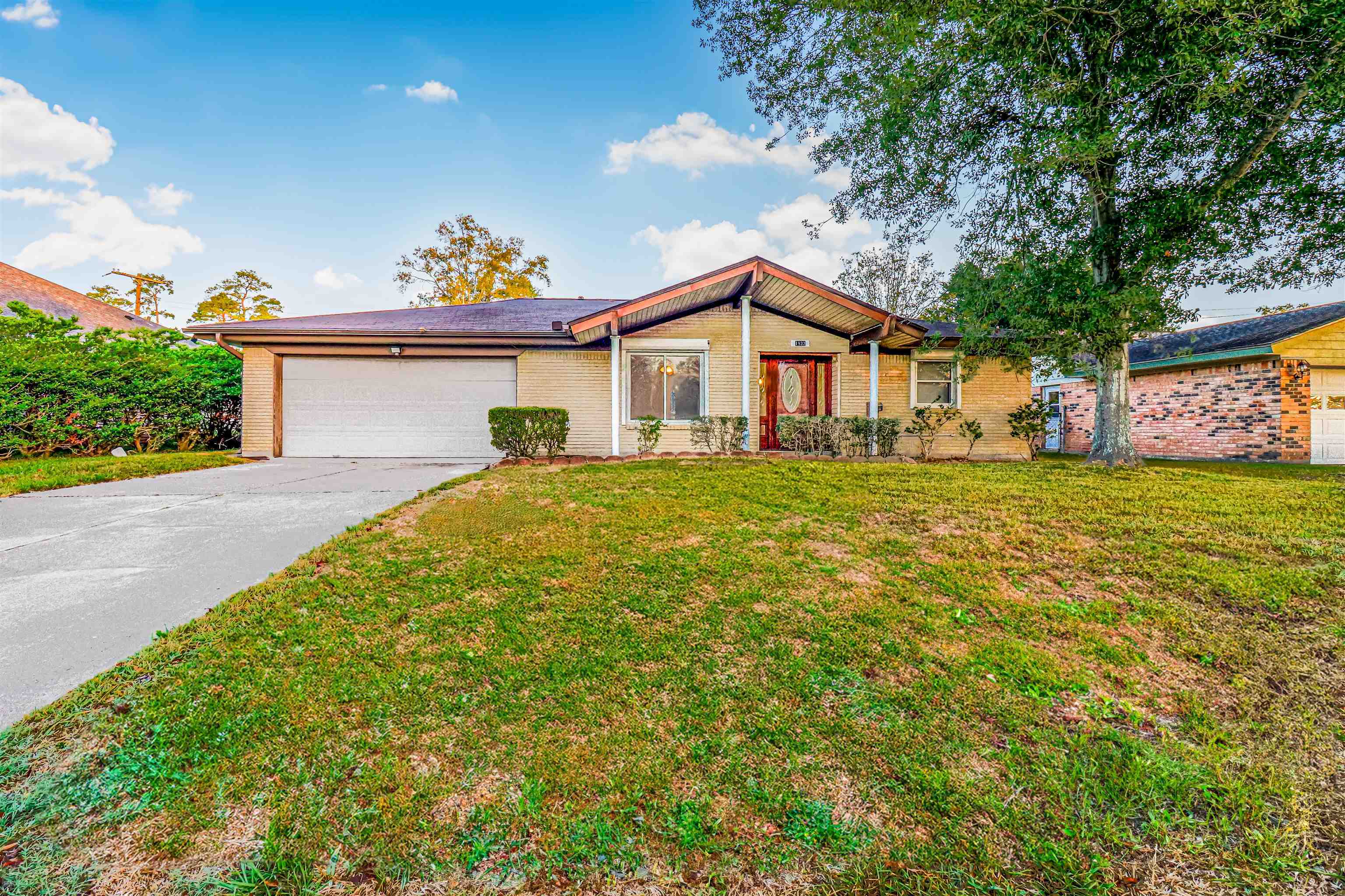 Property Photo:  1932 W Kirby Ave  TX 77632 