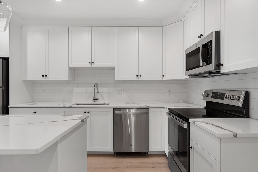 Property Photo: 186 Bedford St 210 MA 02420