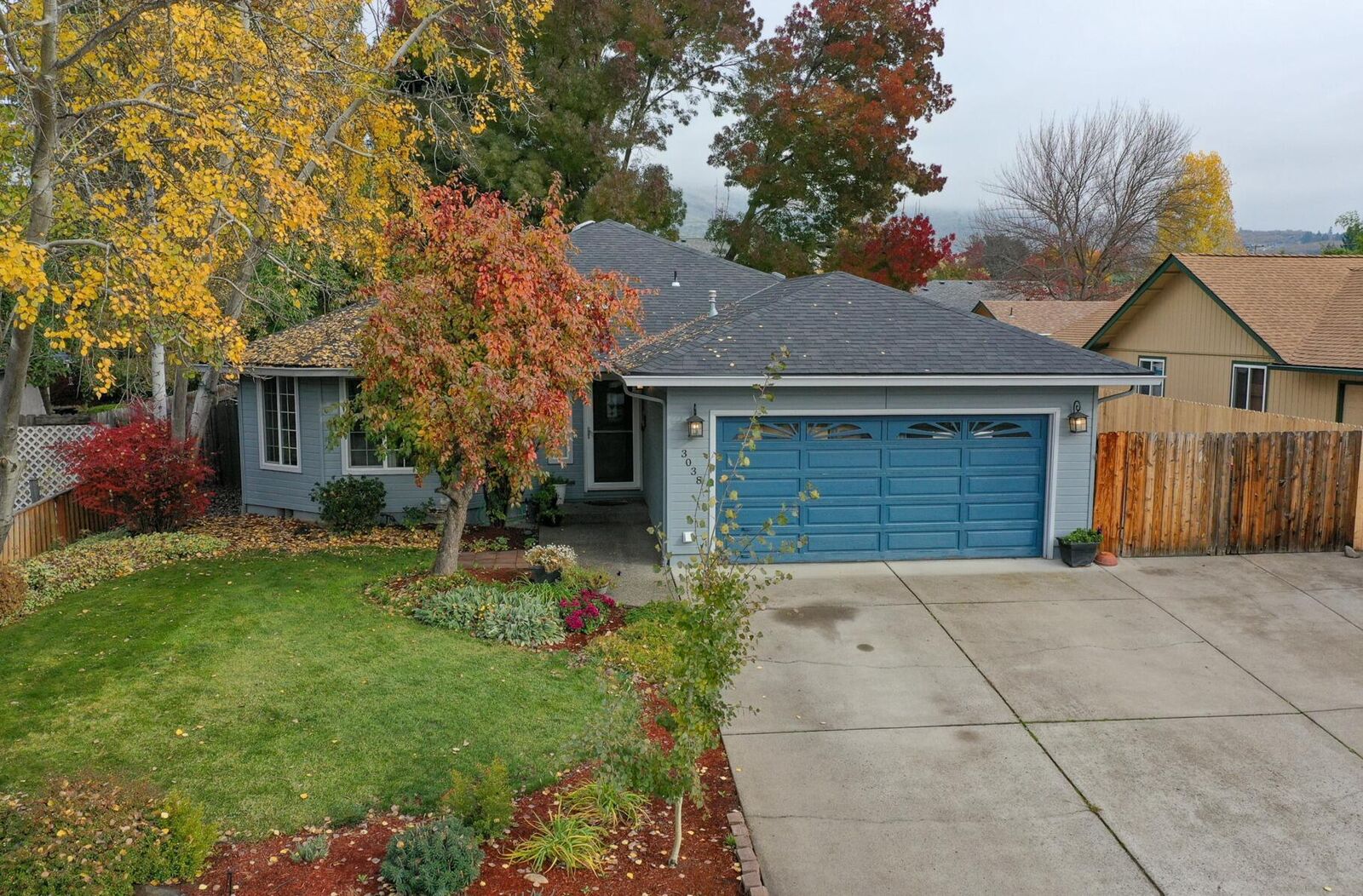 Property Photo: 3038 Waterford Court OR 97504