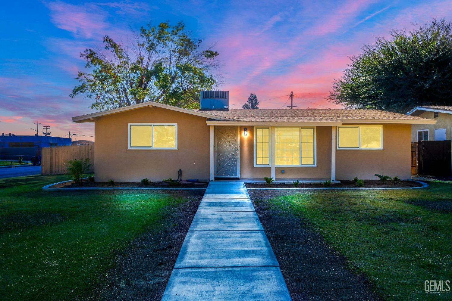 Property Photo:  901 Mammoth Avenue  CA 93308 