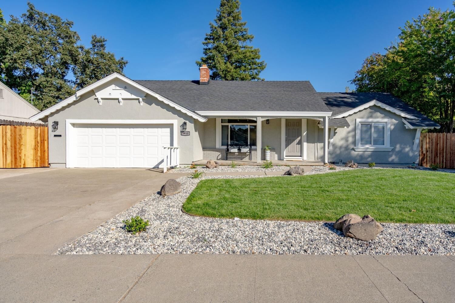 Property Photo: 5910 Parkoaks Drive CA 95621