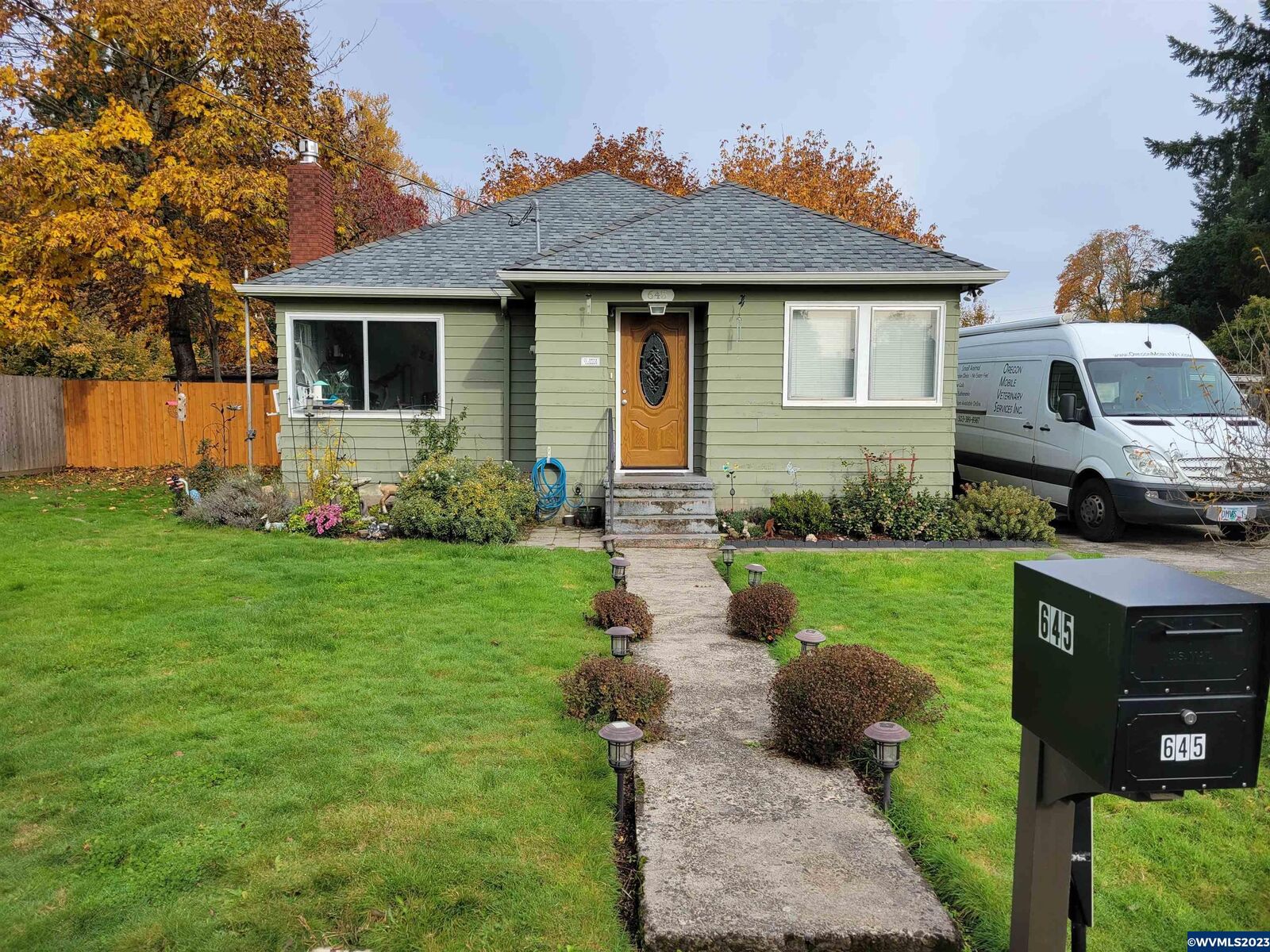 Property Photo: 645 W High St OR 97383