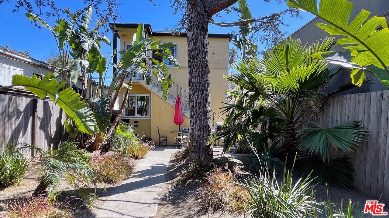 Property Photo:  732 1/2  Washington Blvd  CA 90292 