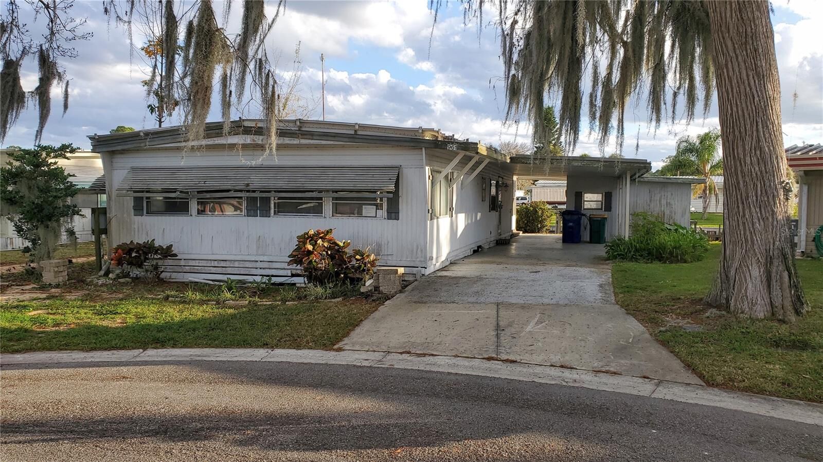 Property Photo: 961 Todd Way FL 32778
