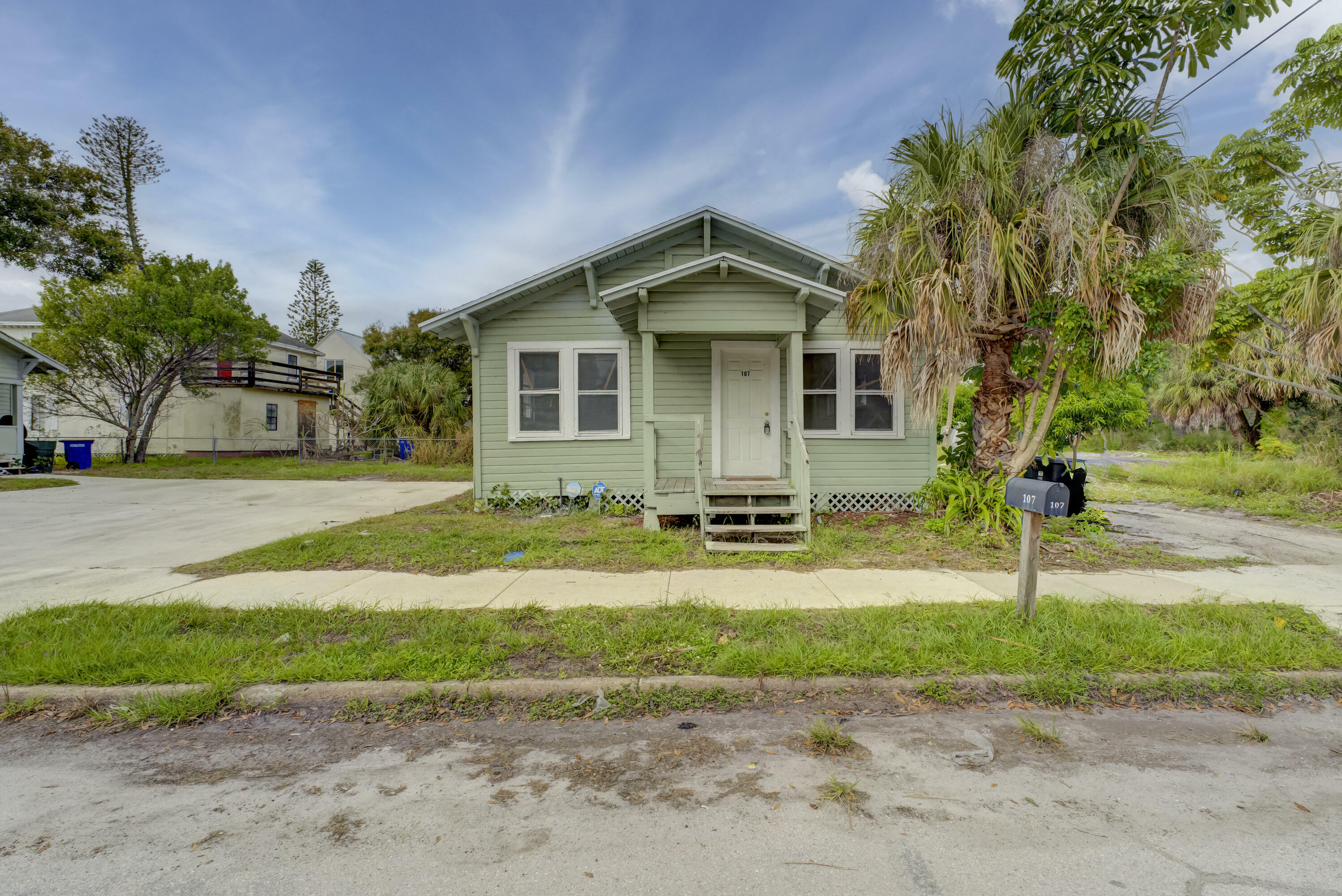 Property Photo:  107 N 11th Street  FL 34947 