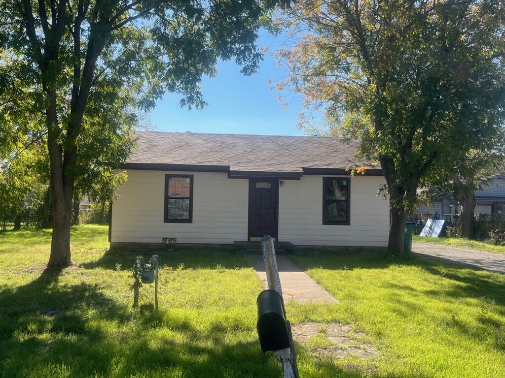 Property Photo: 5813 Yeary Street TX 76114