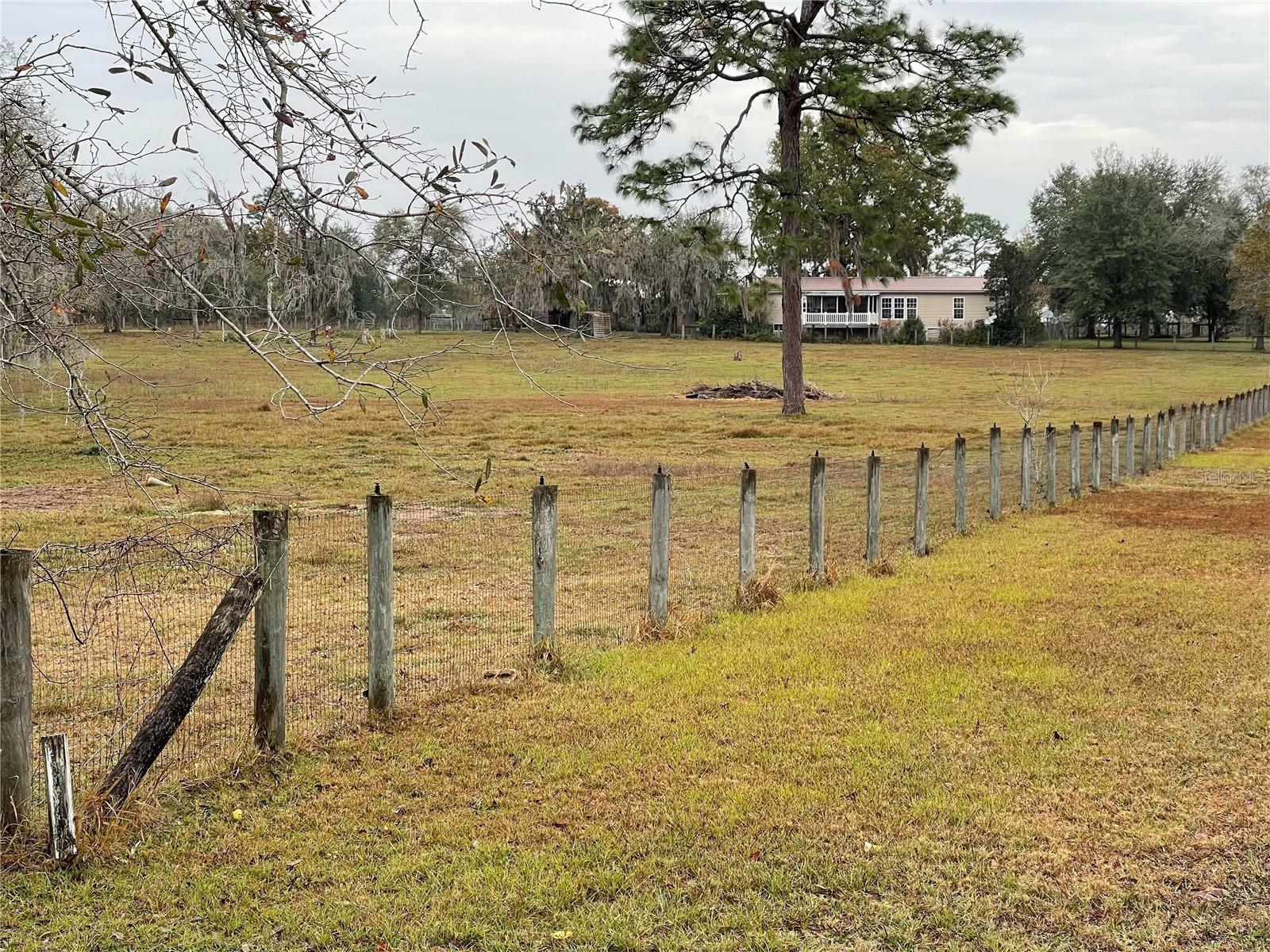 Property Photo: 1550 SE 120th Avenue FL 32668