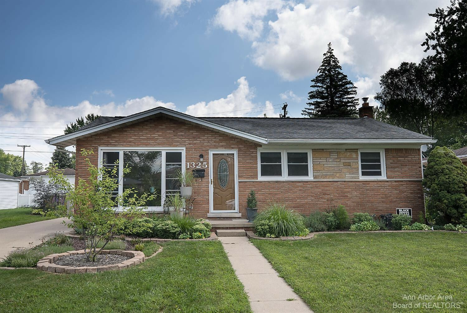 Property Photo:  1325 Jeffery Street  MI 48198 