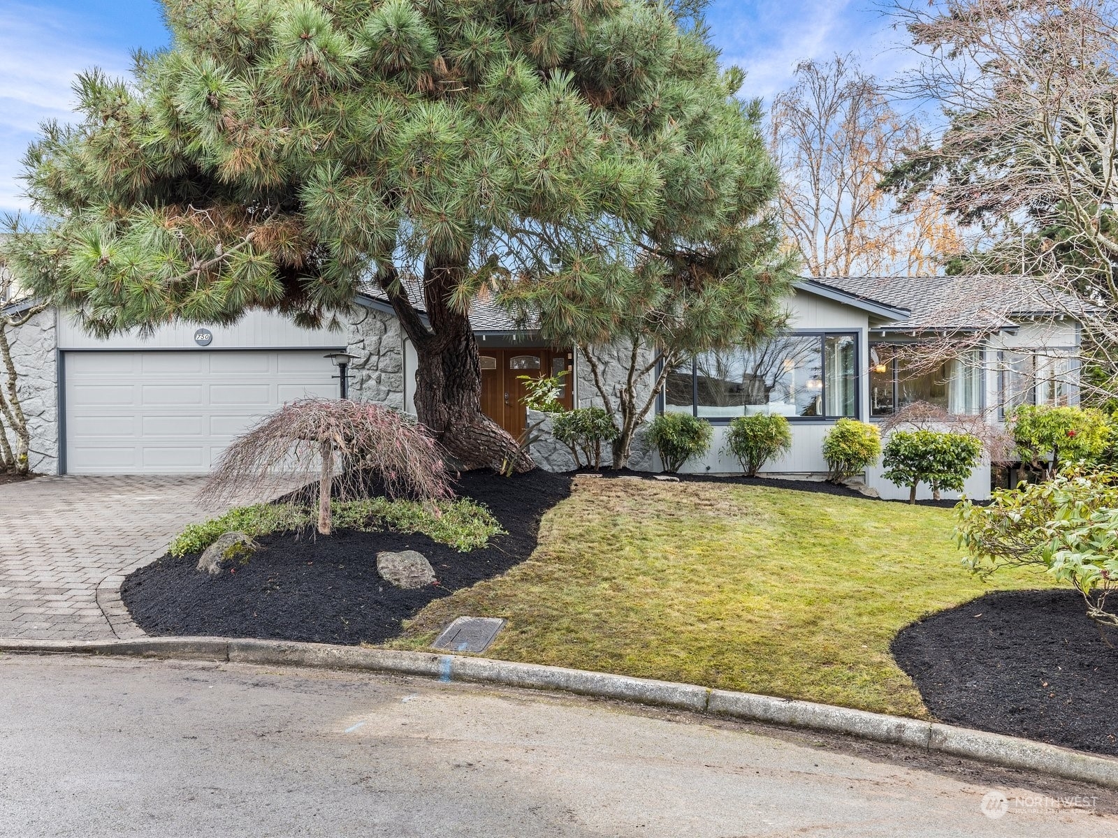 Property Photo: 750 Northstream Lane WA 98020