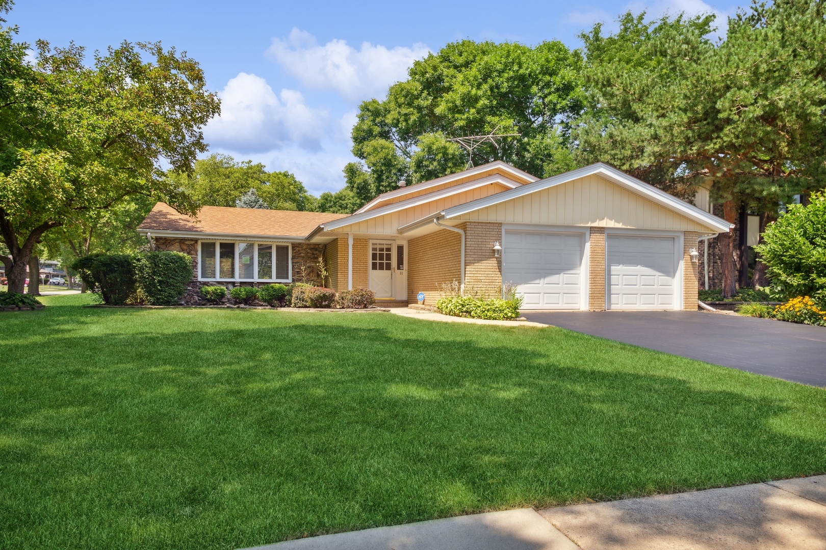 Property Photo:  200 Southwick Lane  IL 60173 