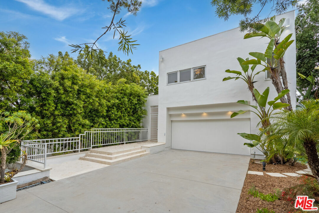 Property Photo:  7582   Mulholland Dr  CA 90046 