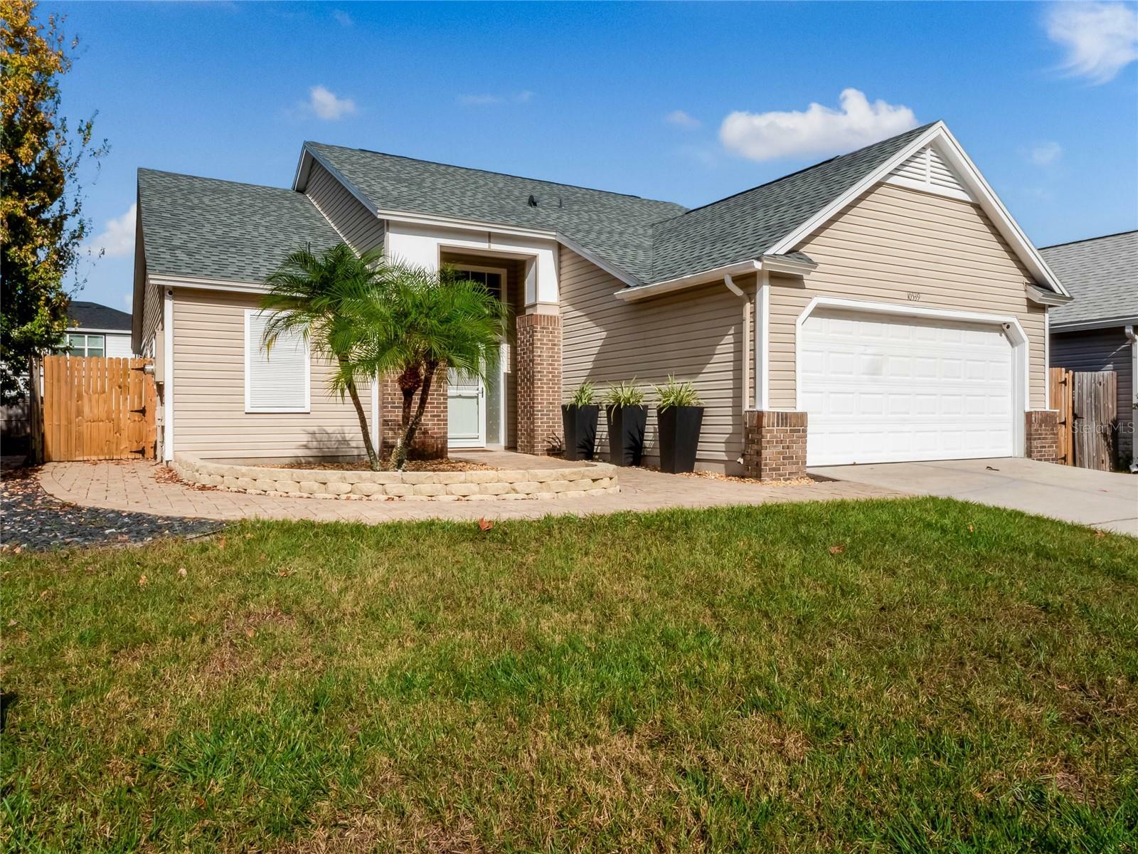 Property Photo: 10539 Glassborough Drive FL 32825