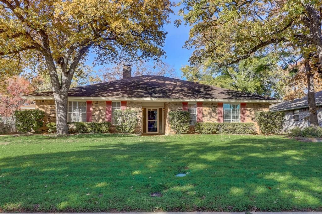 Property Photo: 1209 Lansdowne Drive TX 76012