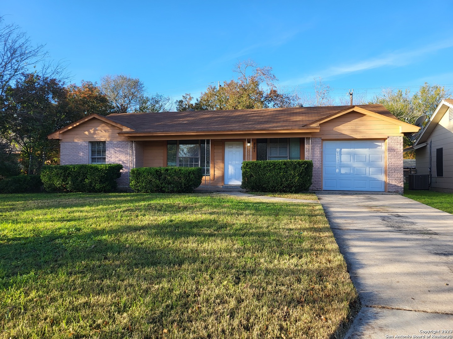 Property Photo:  221 Scott Ave  TX 78148 