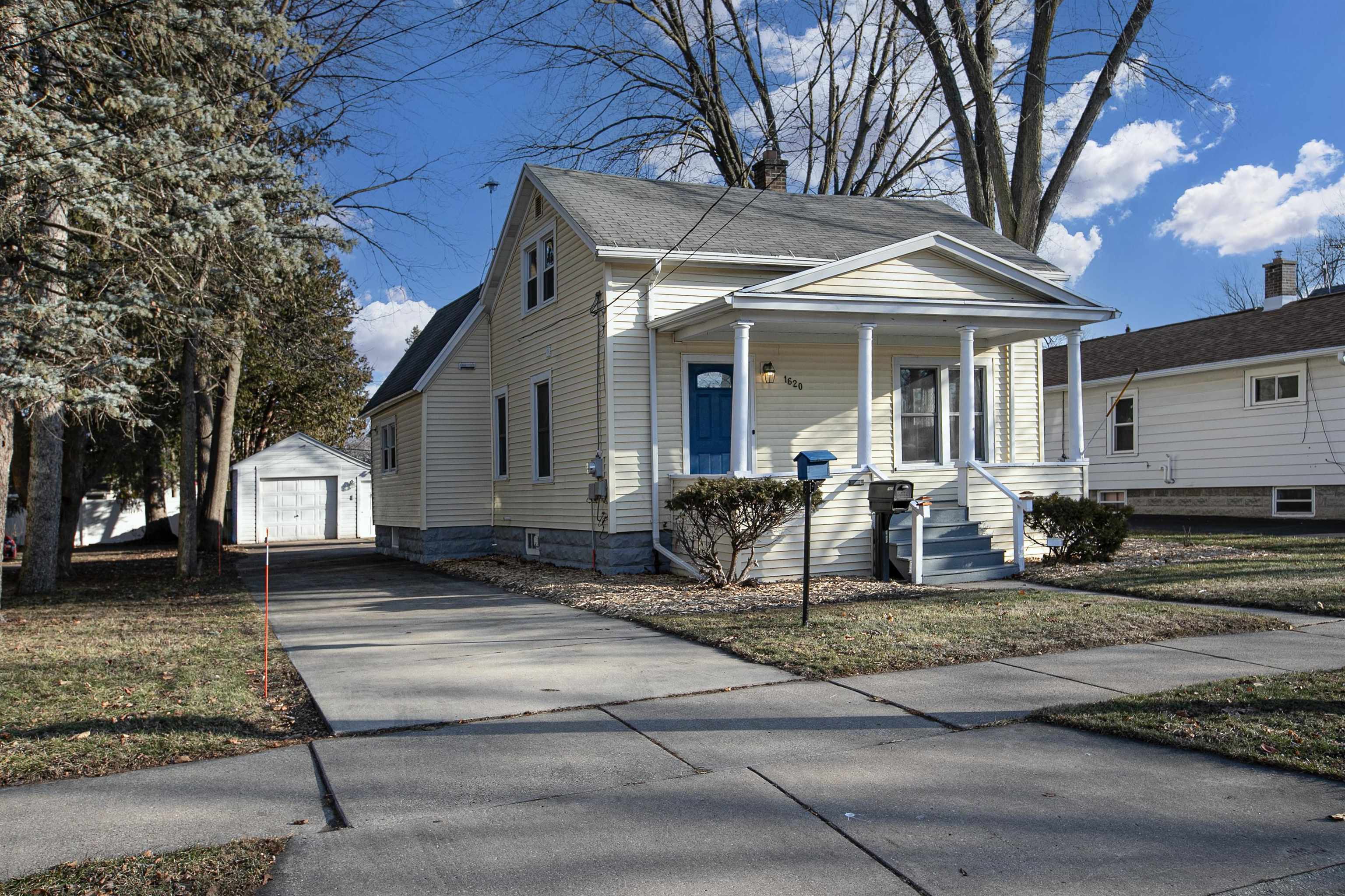 Property Photo:  1620 N Oneida Street  WI 54911 